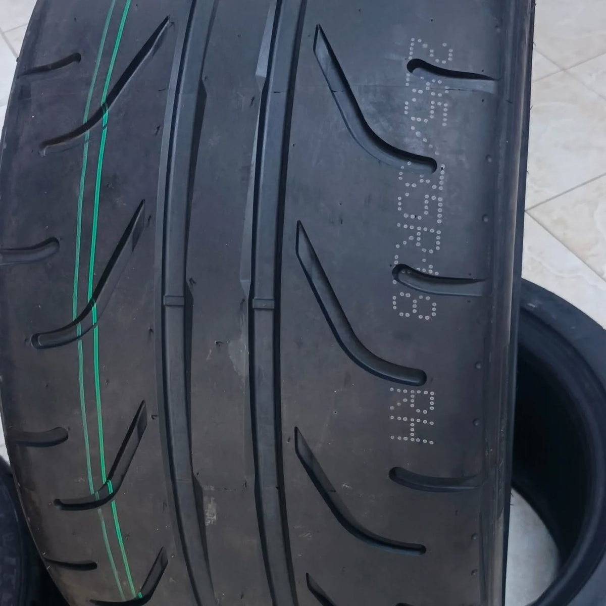 Vitour Tempesta Enzo V-02R
