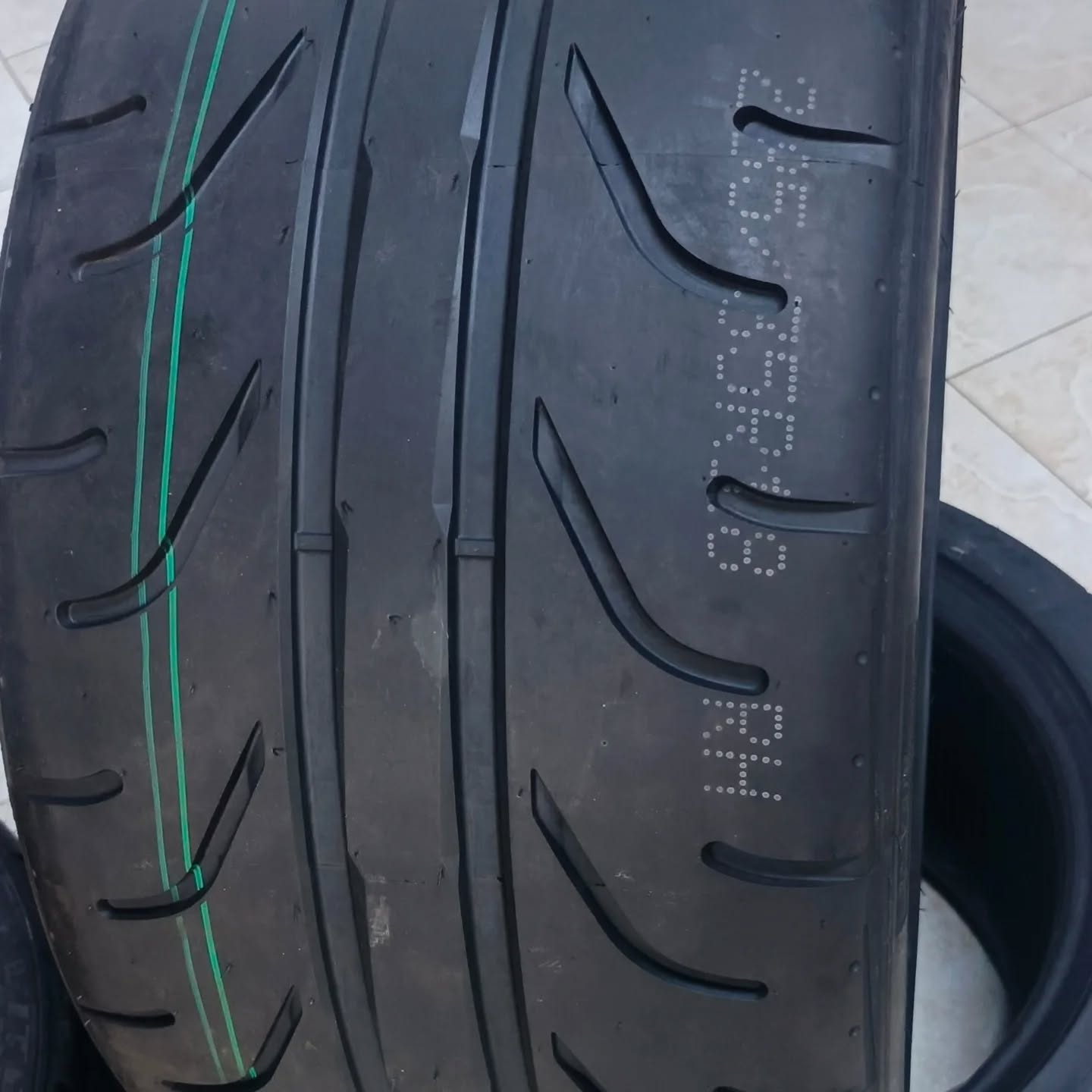 Vitour Tempesta Enzo V-02R